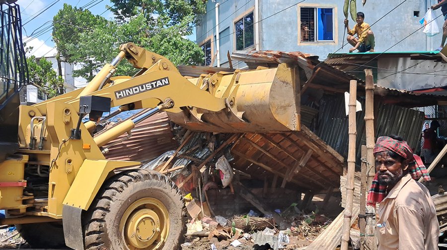 গাজীপুরে অবৈধ দোকানপাট উচ্ছেদ অভিযানে হামলা, এক সার্ভেয়ার আহত